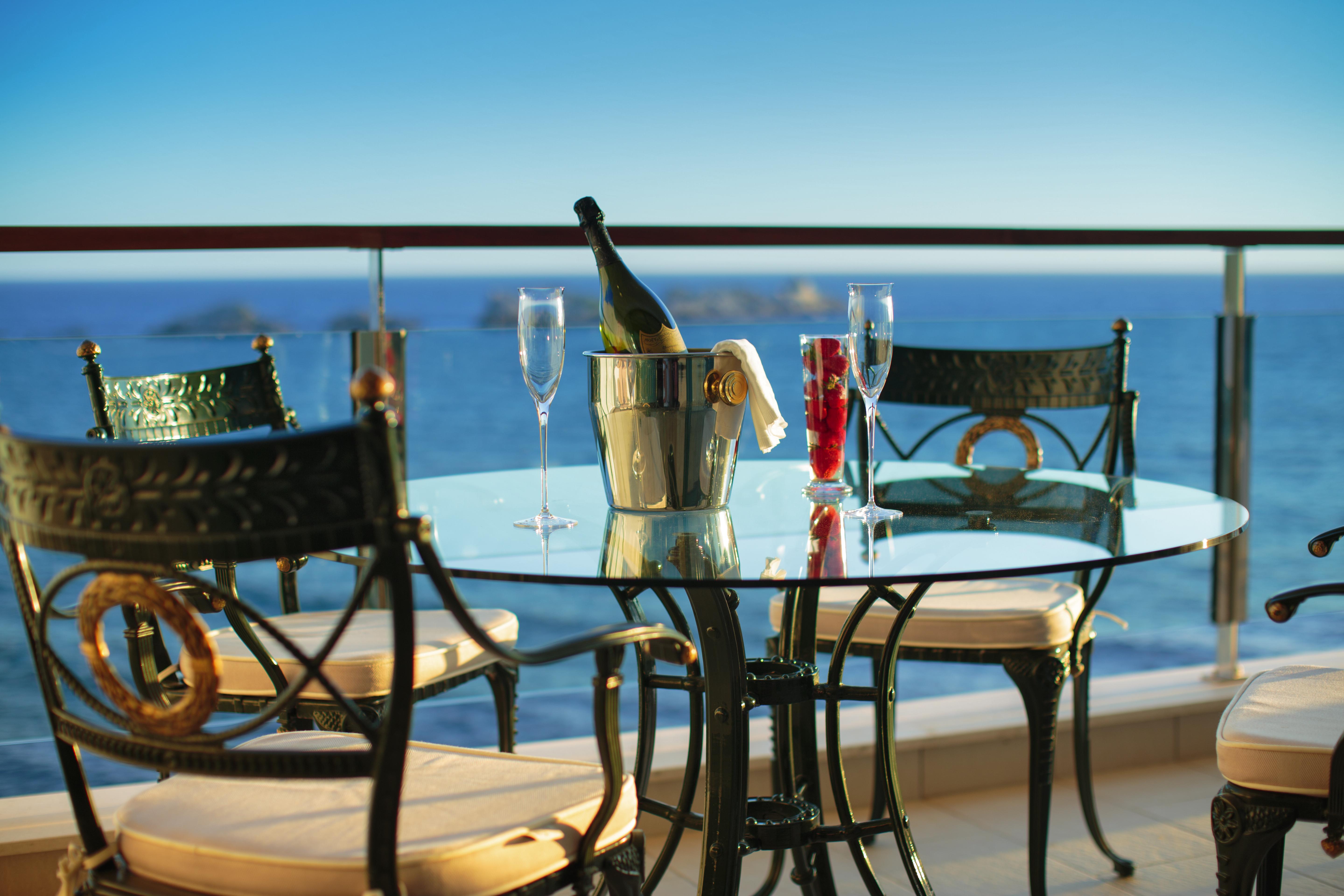 로얄 프린세스 호텔 두브로브니크 외부 사진 A balcony at the hotel
