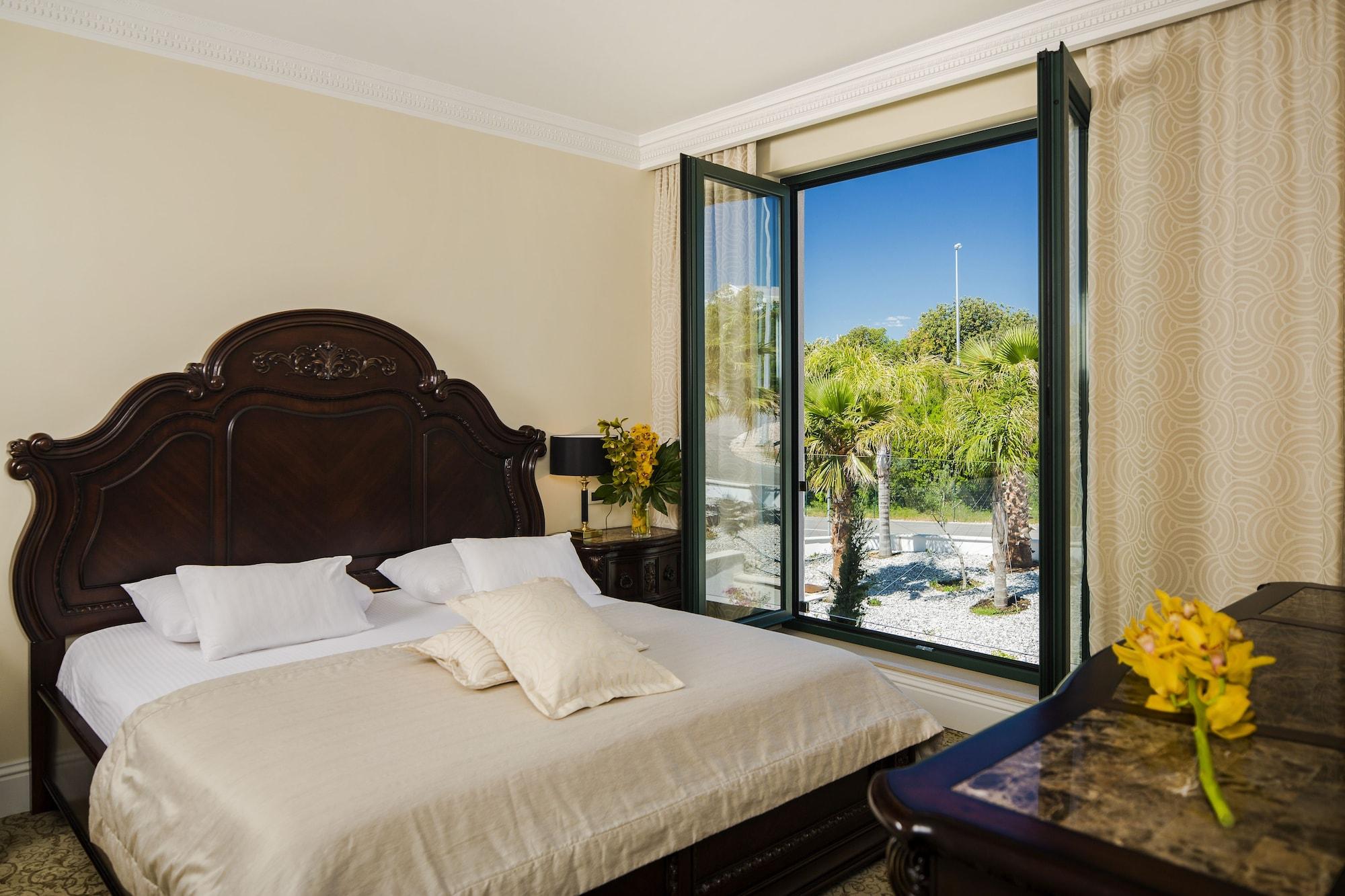 로얄 프린세스 호텔 두브로브니크 외부 사진 A bedroom at the hotel