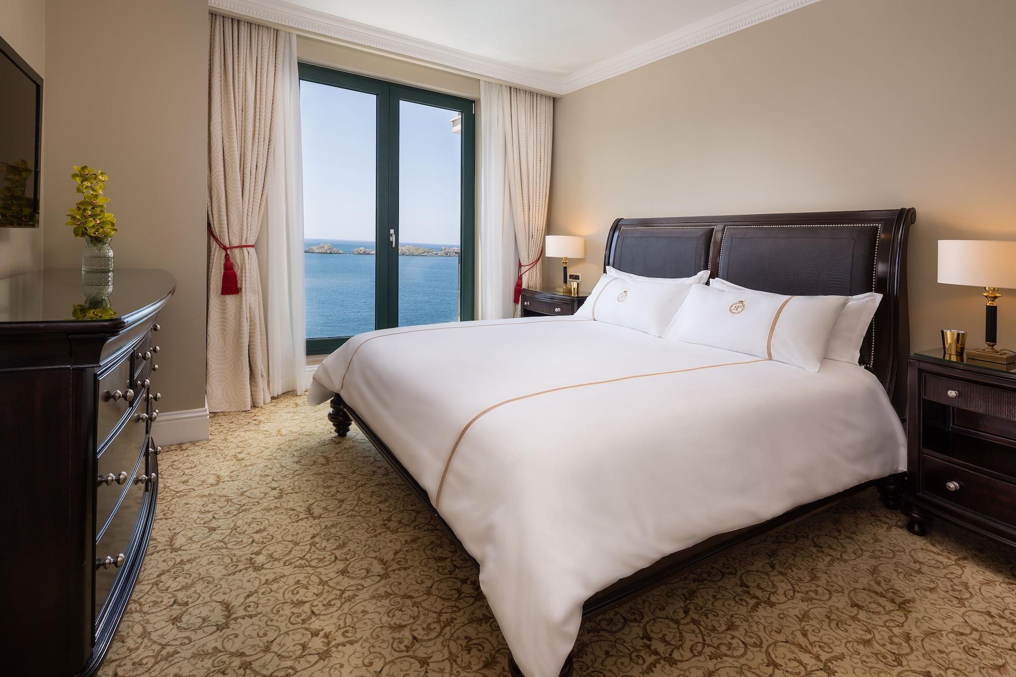 로얄 프린세스 호텔 두브로브니크 외부 사진 A bedroom at the Four Seasons Hotel