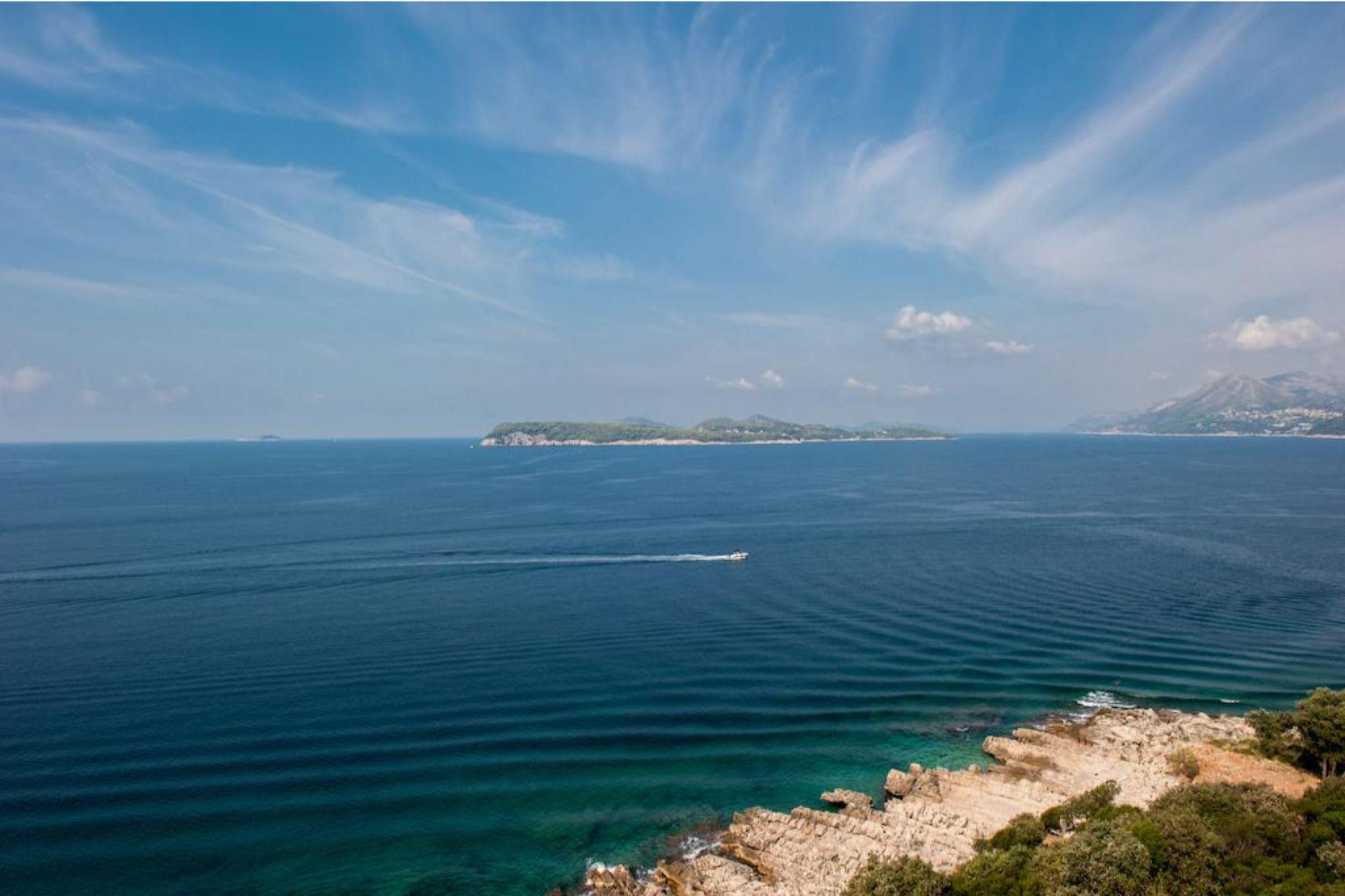 로얄 프린세스 호텔 두브로브니크 외부 사진 View of the island of Brač from the coast of the island of Hvar
