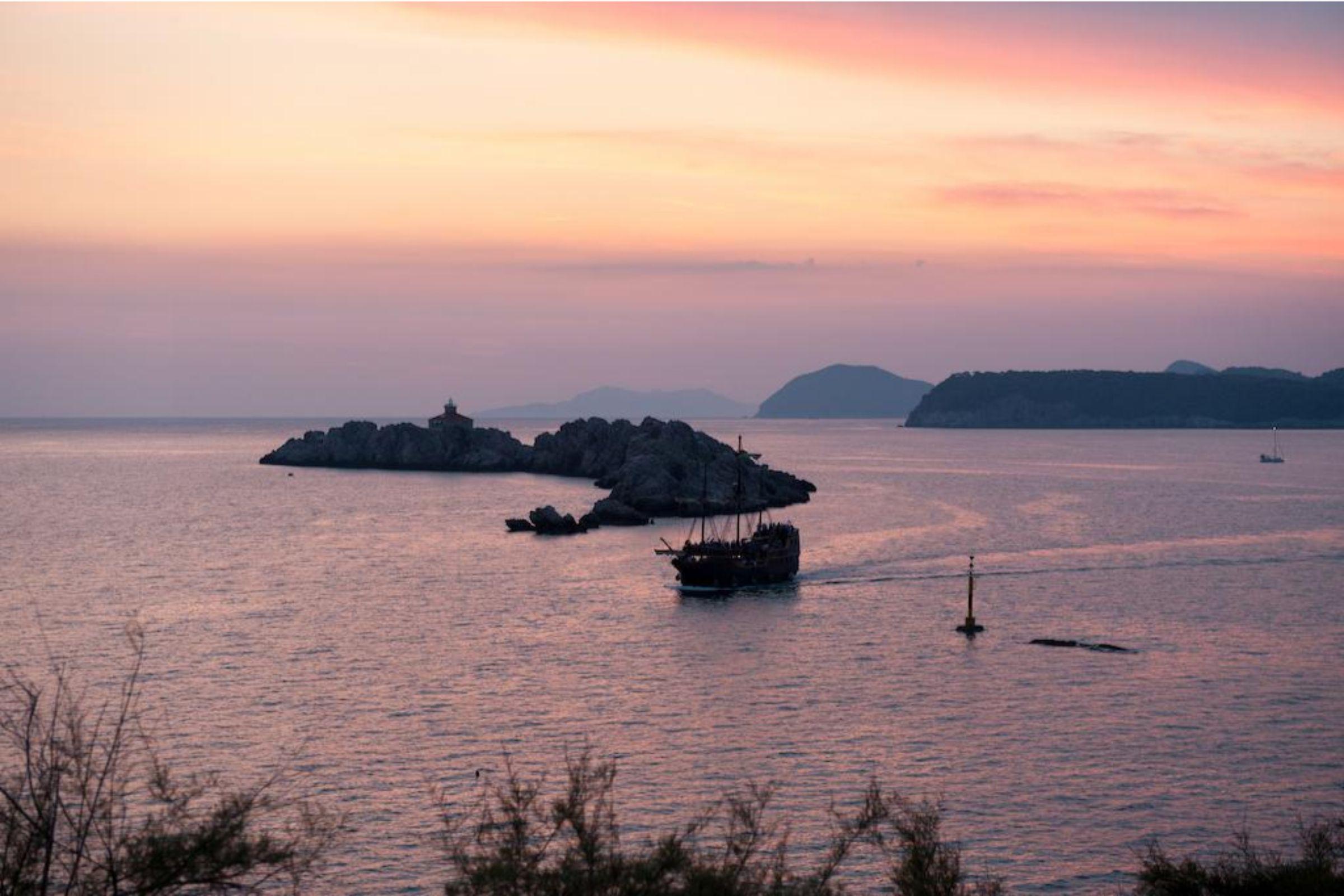 로얄 프린세스 호텔 두브로브니크 외부 사진 Sunset over the Gulf of Poetto
