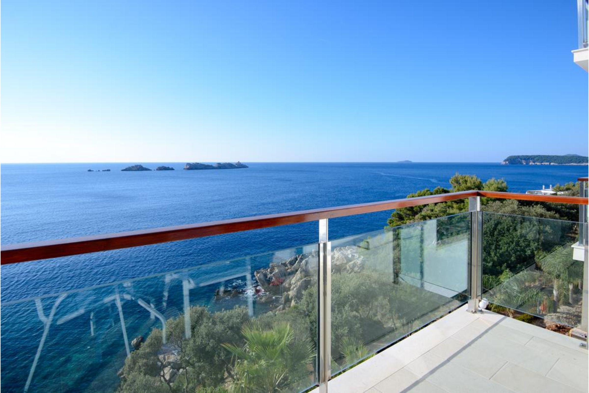 로얄 프린세스 호텔 두브로브니크 외부 사진 A glass balustrade