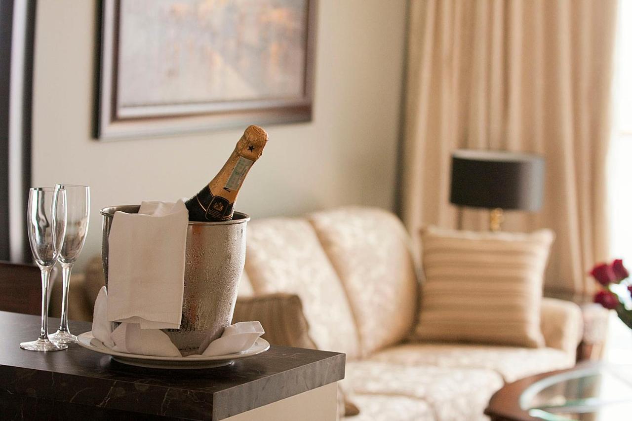 로얄 프린세스 호텔 두브로브니크 객실 사진 A bottle of champagne in a champagne bucket