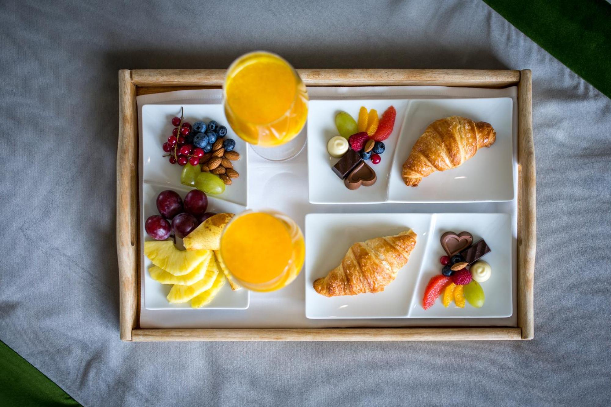 로얄 프린세스 호텔 두브로브니크 외부 사진 A breakfast tray