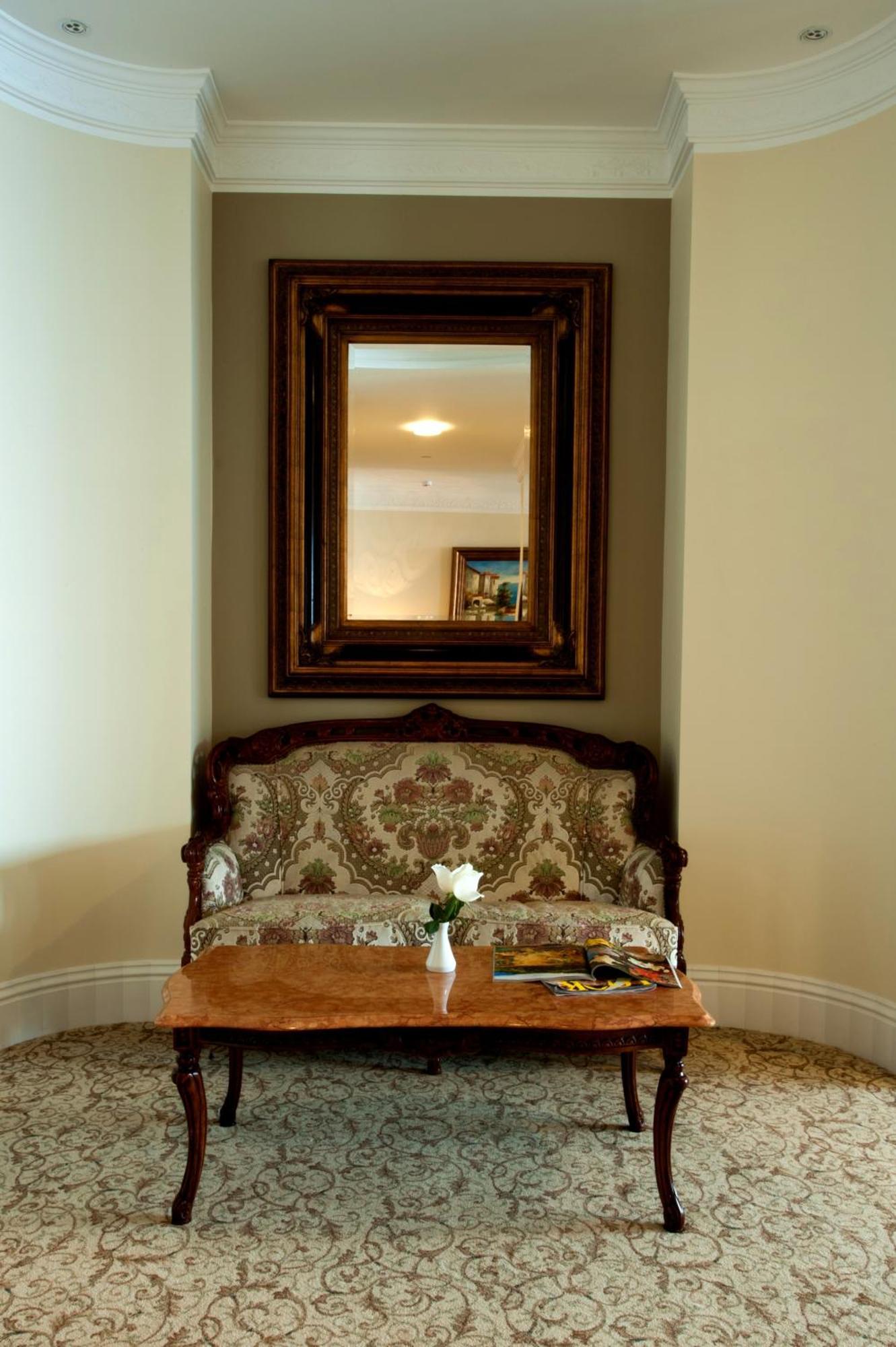 로얄 프린세스 호텔 두브로브니크 외부 사진 A settee in a hotel room