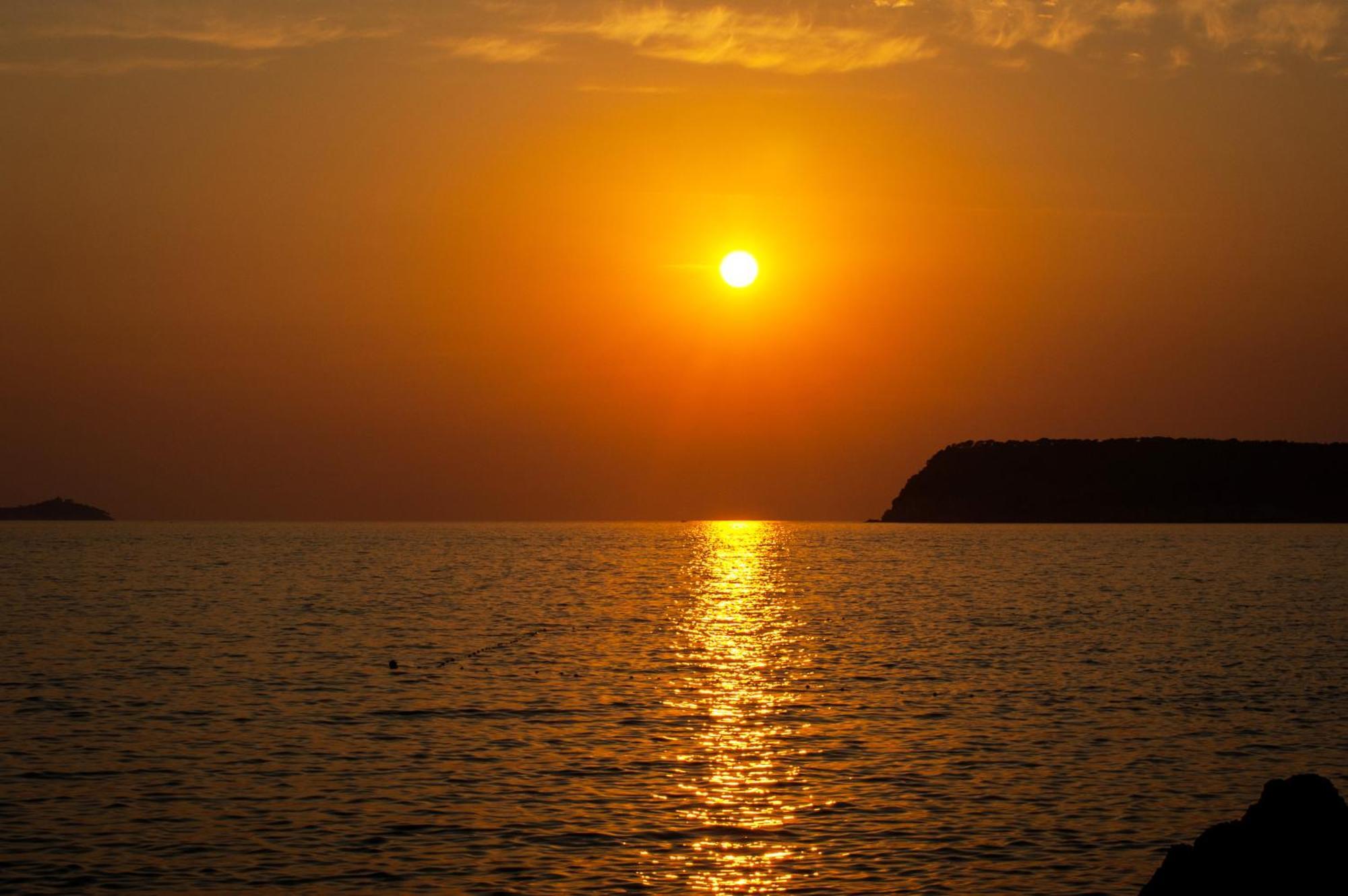 로얄 프린세스 호텔 두브로브니크 외부 사진 Sunset over the Gulf of Policastro